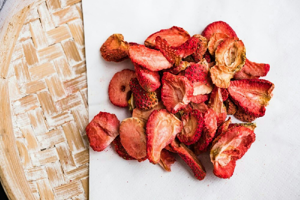 Fragole in vaso che ingialliscono? Il trucco del fogliame secco per riportarle vive e rigogliose