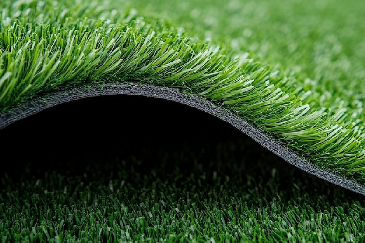 Prato sintetico come nuovo tutto l’anno: i passaggi fondamentali per mantenerlo impeccabile