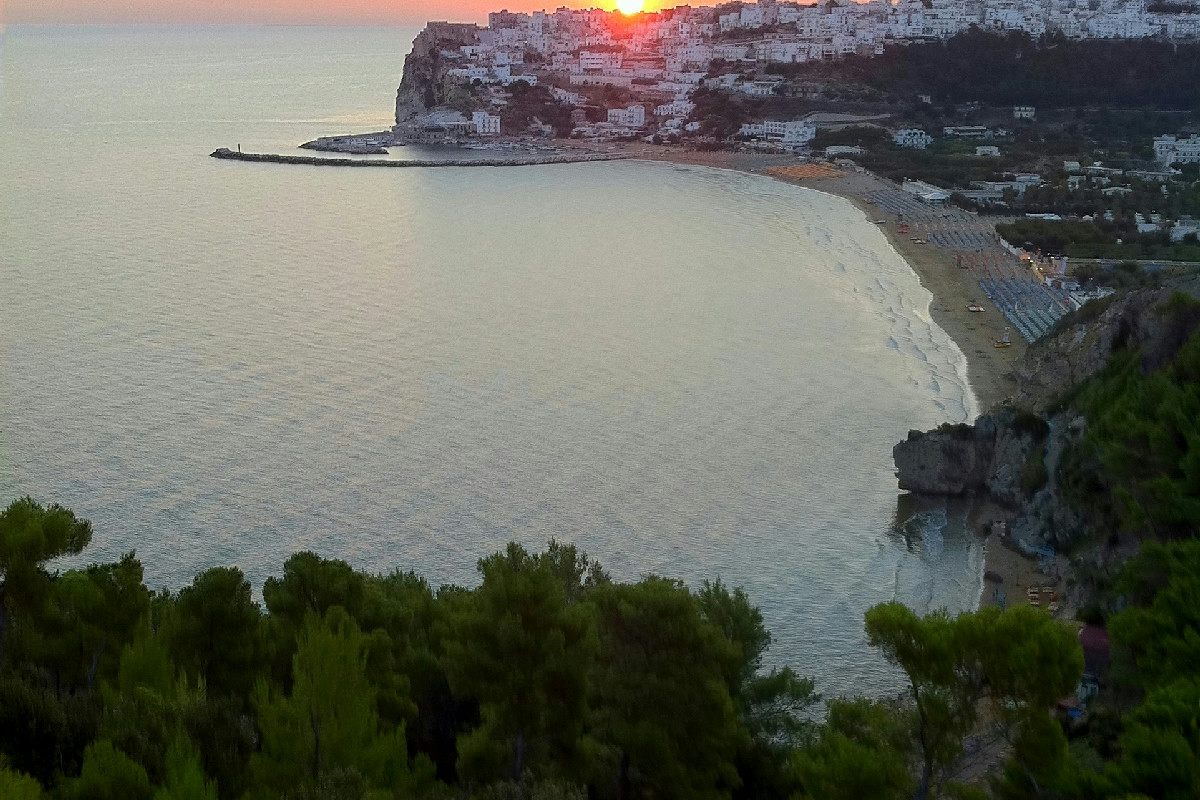 Un borgo tra castelli medievali e un mare cristallino: l’inverno veste Peschici di atmosfere magiche