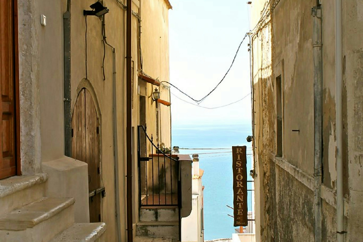 Un borgo tra castelli medievali e un mare cristallino: l’inverno veste Peschici di atmosfere magiche