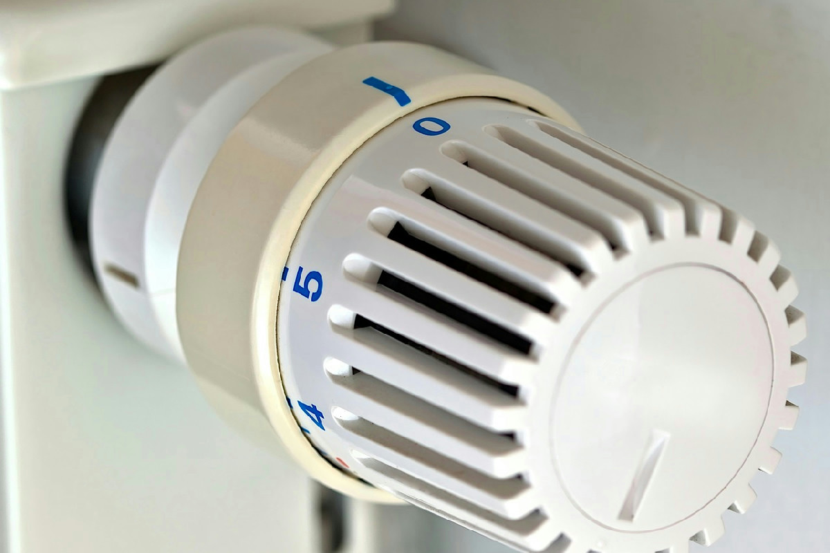 Casa fredda con il riscaldamento acceso: i controlli indispensabili per evitare sprechi e disagi