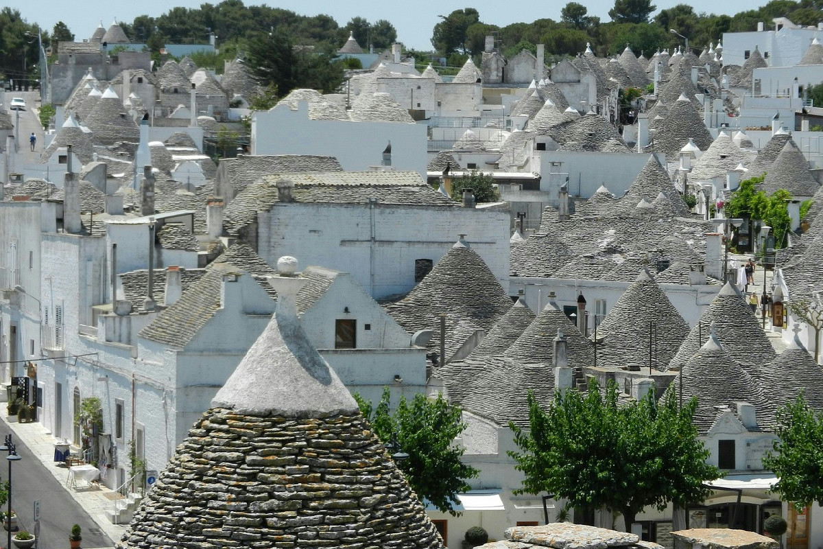 Chi illumina il borgo natalizio dove ogni angolo racconta storie da fiaba europea