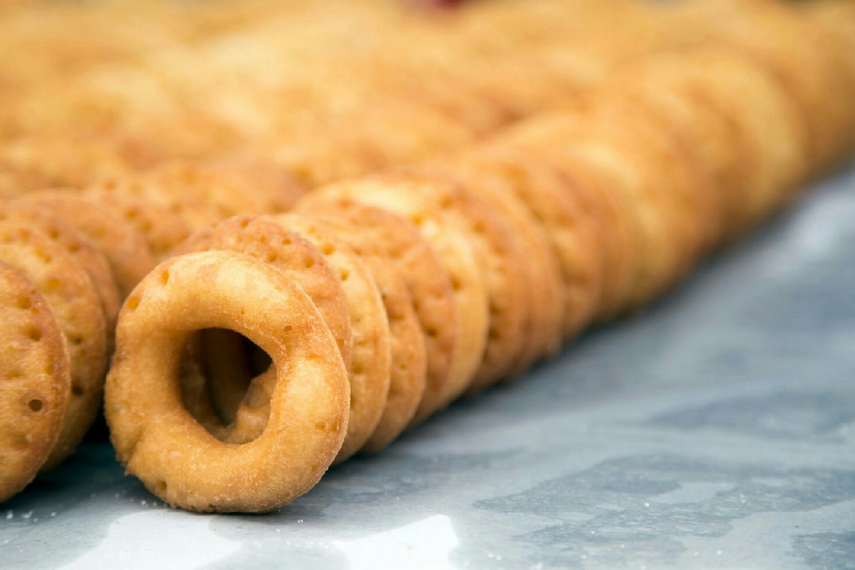 Frollini salati alle olive: ricetta facile per un aroma intenso e croccante in meno di 30 minuti