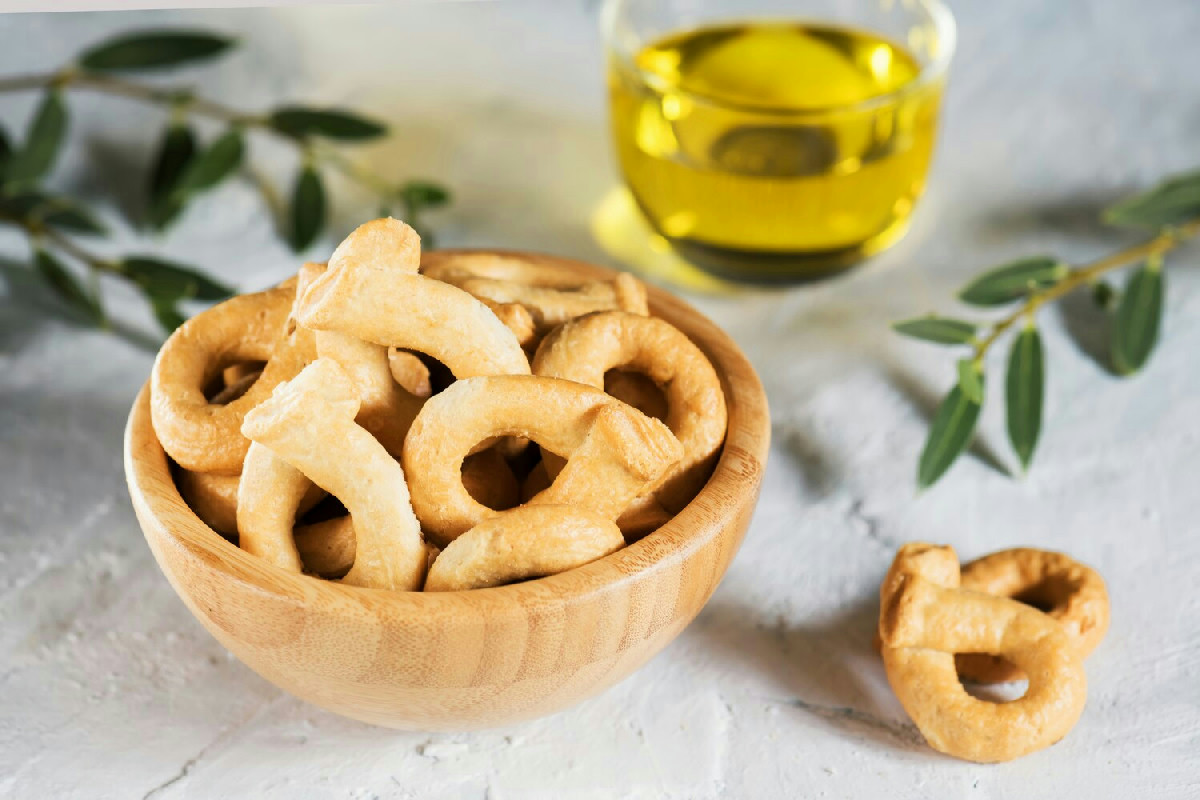 Frollini salati alle olive: ricetta facile per un aroma intenso e croccante in meno di 30 minuti