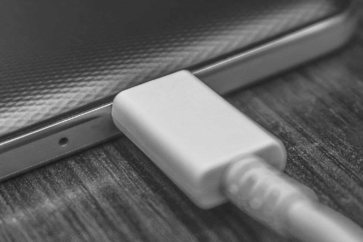 Lasciare il caricabatterie collegato influenza la durata della batteria: l’errore da evitare sempre