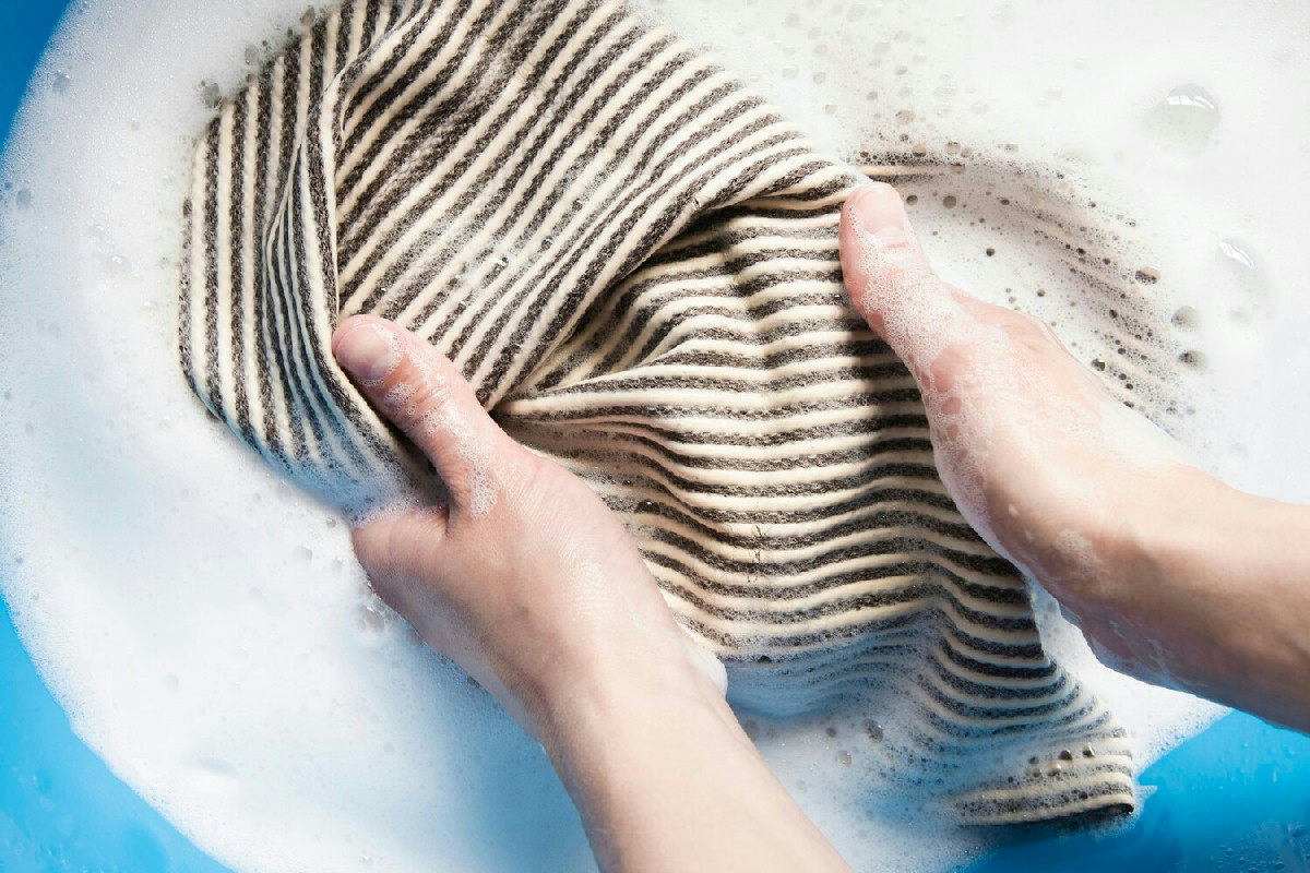 Macchie ostinate sui vestiti? Ecco il metodo semplice per rimuoverle preservando tessuti e colori