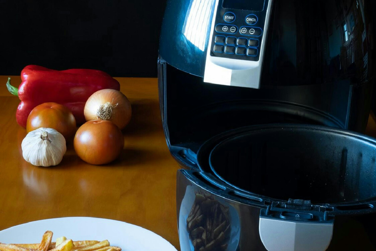 Il metodo semplice per pulire a fondo la friggitrice ad aria e farla tornare come nuova senza fatica