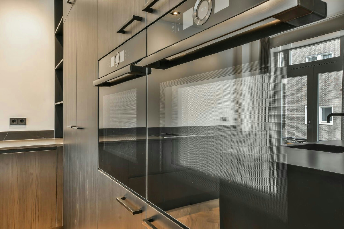 Pensili in vetro fumé per cucine moderne: eleganza e matericità dalle trasparenze uniche