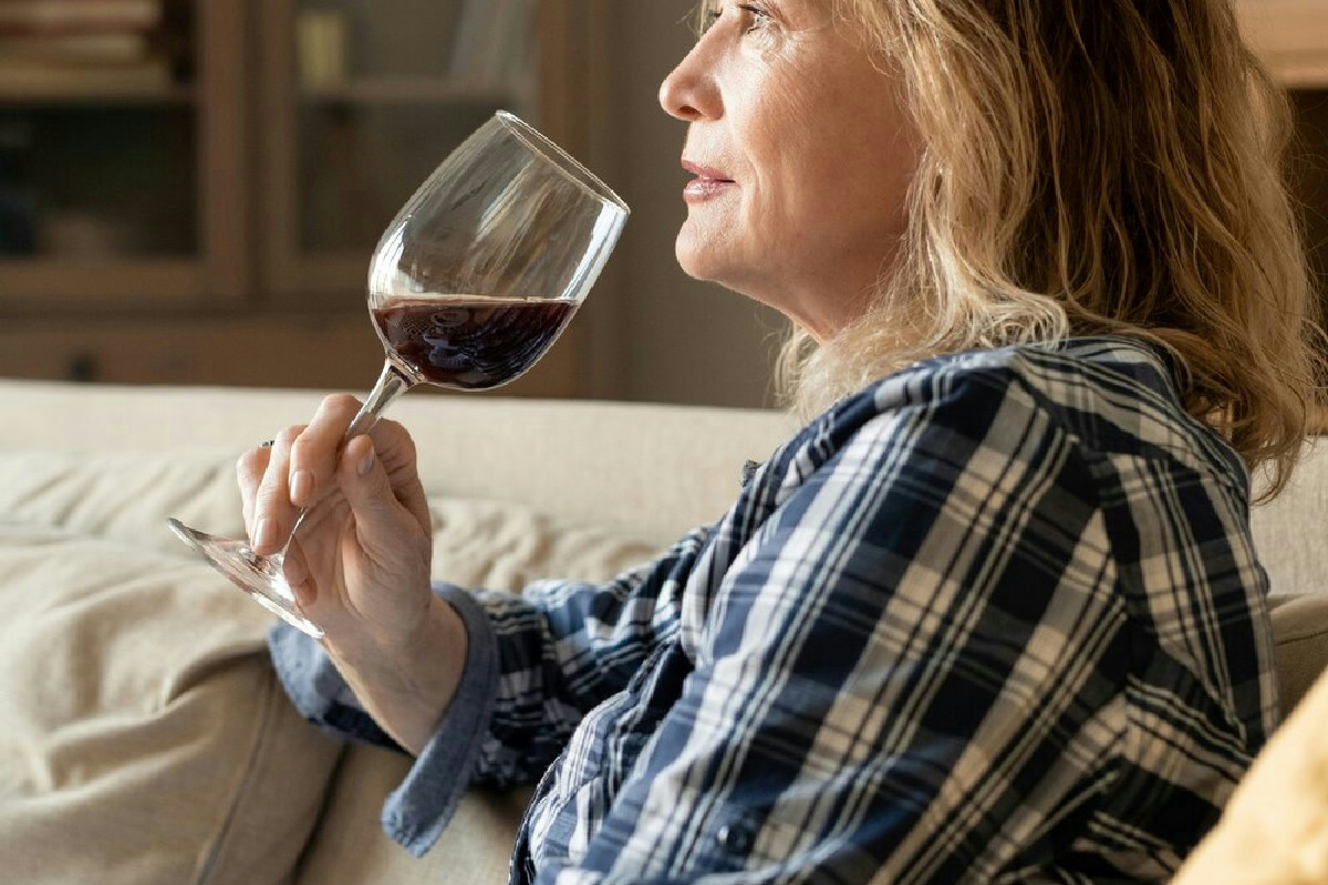 Perché il corpo del bevitore reagisce come in "attacco o fuga" dopo un bicchiere serale?