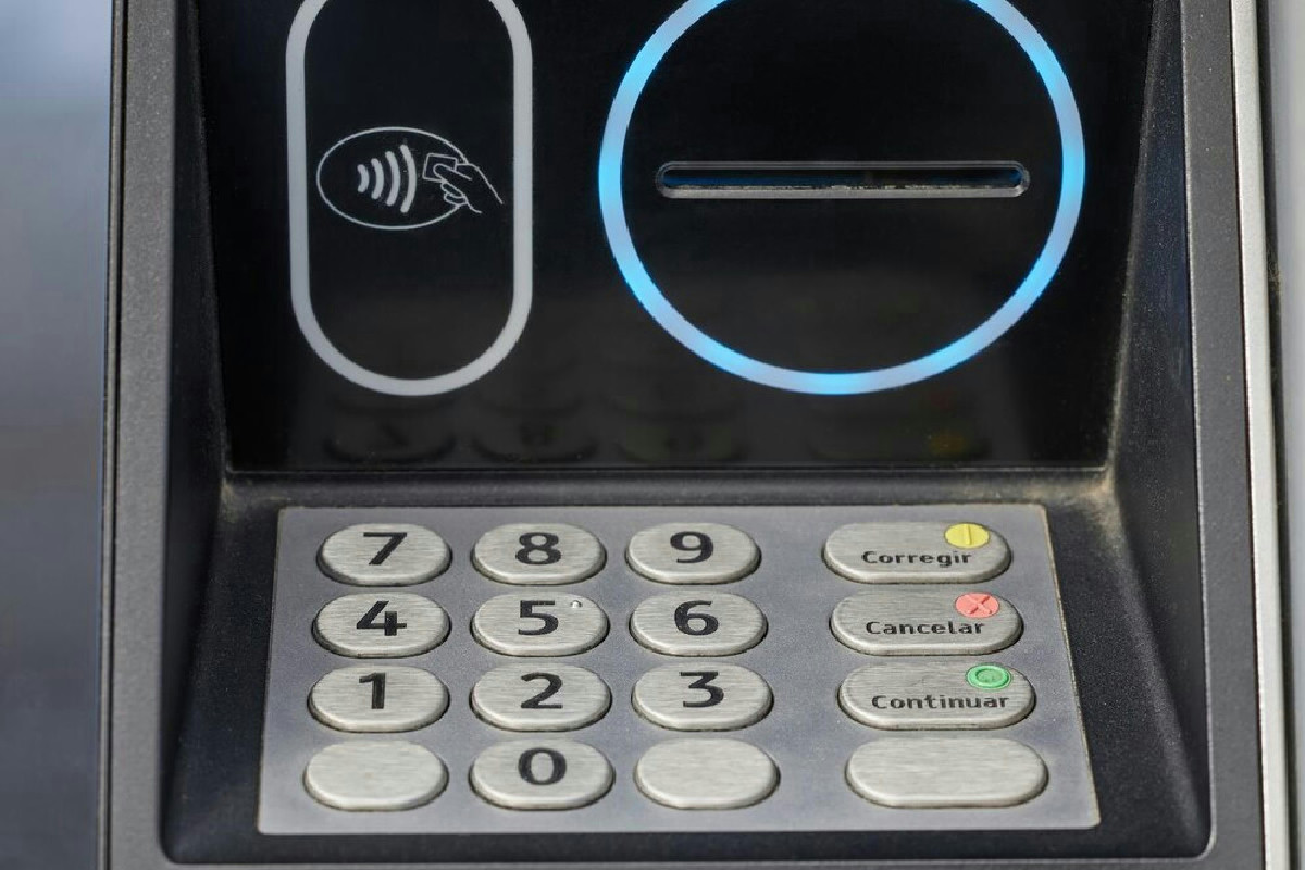 Perché si pagano commissioni extra a ogni prelievo dal Bancomat: cos’è successo ai costi bancari