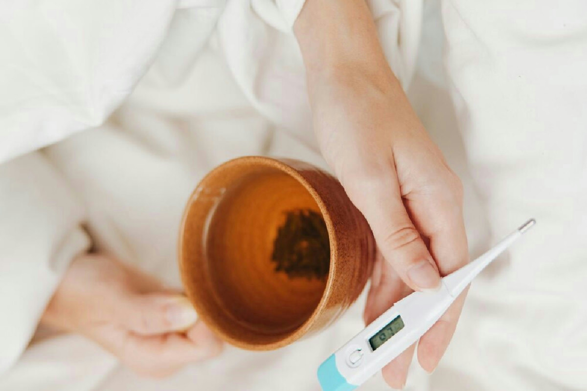 Perché il tuo corpo reagisce così all'acqua quando hai la febbre alta?