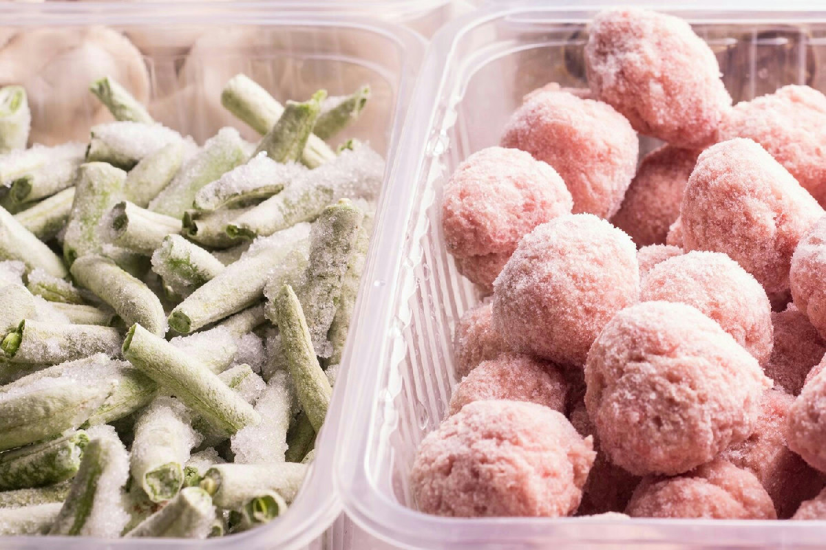 Scongelare gli alimenti in sicurezza: scopri la strategia efficace per evitare rischi in cucina