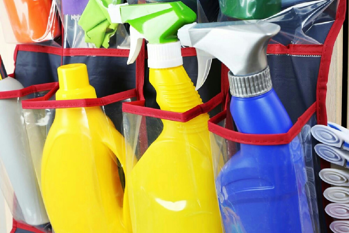 Spazi preziosi in casa: organizzare i prodotti per la pulizia per mantenerli ordinati e sicuri