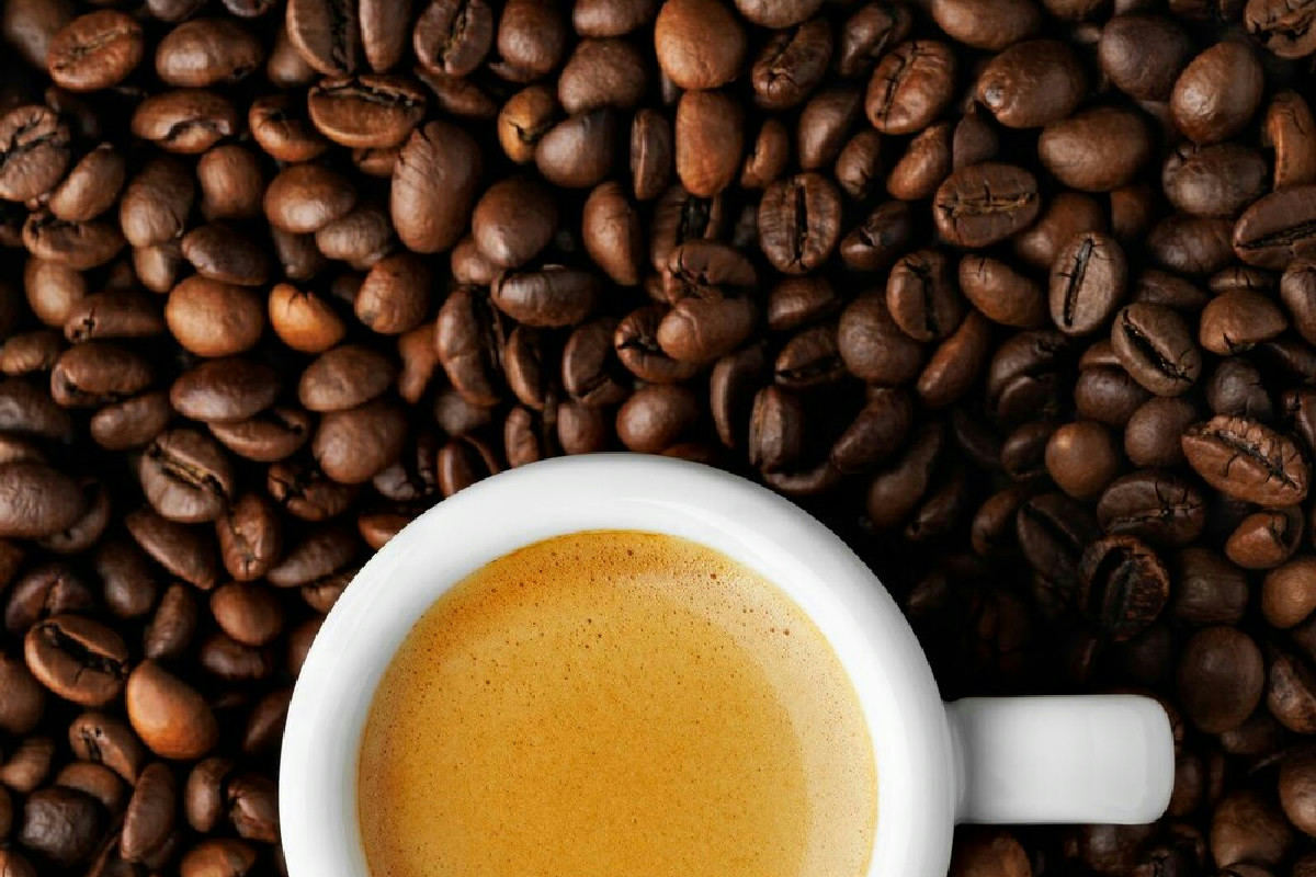 Stanco dei capelli bianchi? Scopri l’ingrediente in cucina che li colora senza fatica e senza tinture