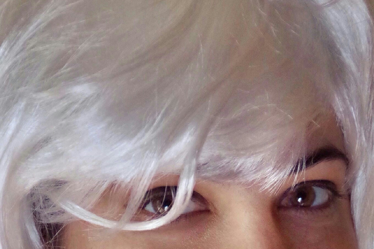 Stanco dei capelli bianchi? Scopri l’ingrediente in cucina che li colora senza fatica e senza tinture