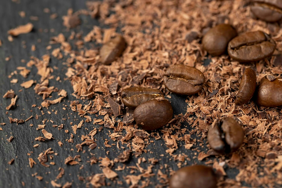 Vantaggi dei fondi di caffè come nutrimento naturale per orti e balconi rigogliosi e sani