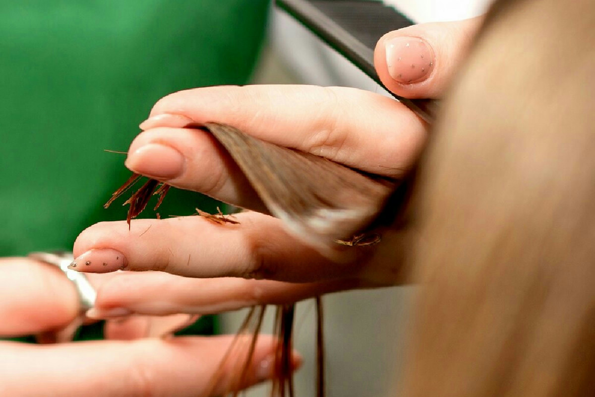 3 mosse che i parrucchieri spesso usano per un taglio che cambia davvero il viso