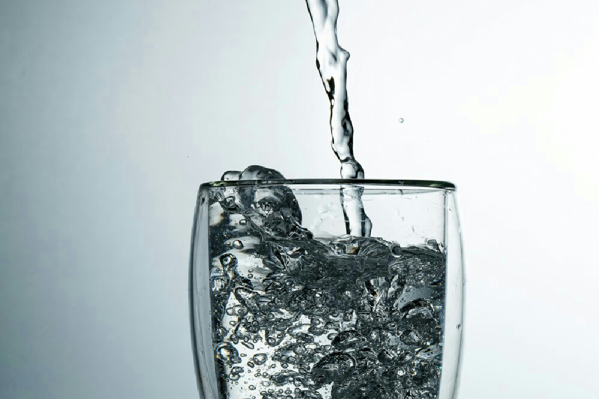 Bere 2 litri d’acqua al giorno: segnali che indicano quando l’idratazione supera il limite sicuro