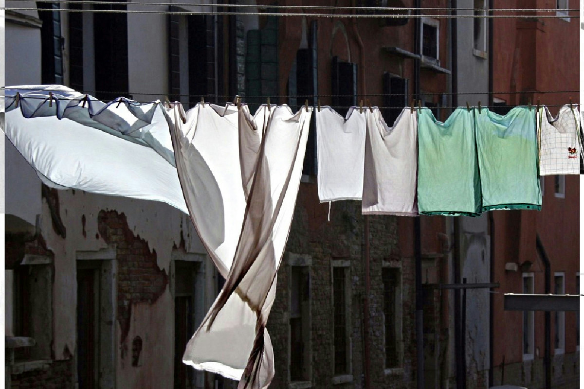 Bucato bianco ingiallito: scopri il rimedio naturale per riportare il candore perfetto