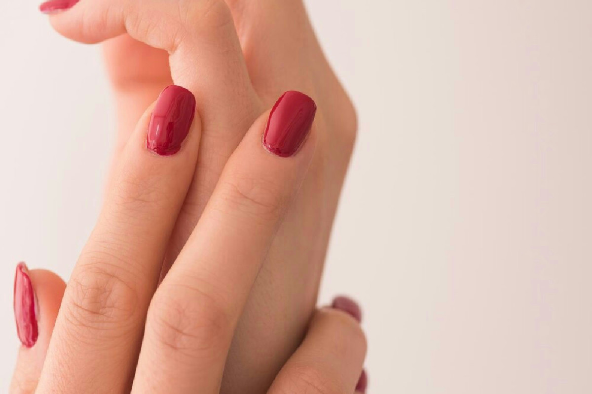 Finalmente scopri cosa succede alle tue unghie quando usi lo smalto ogni settimana