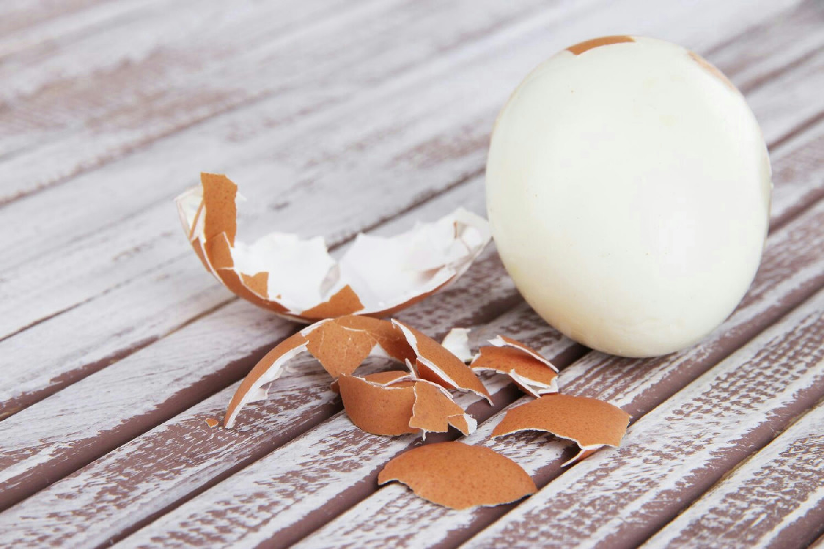 Gusci d’uovo immersi nell’aceto: come facilitano i lavori di casa e quelli in giardino