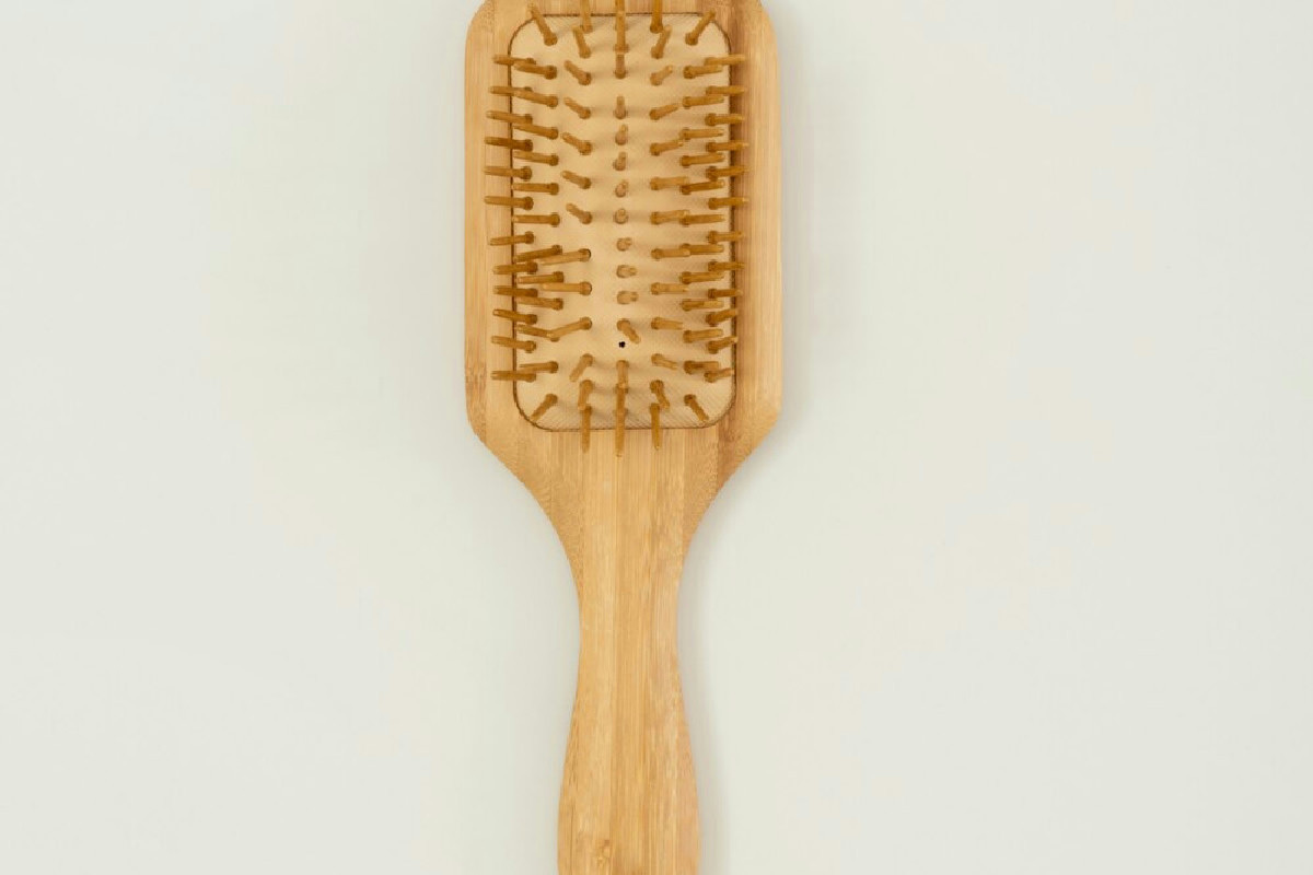 L’ingrediente comune che pulisce e rigenera spazzole e pettini in pochi minuti