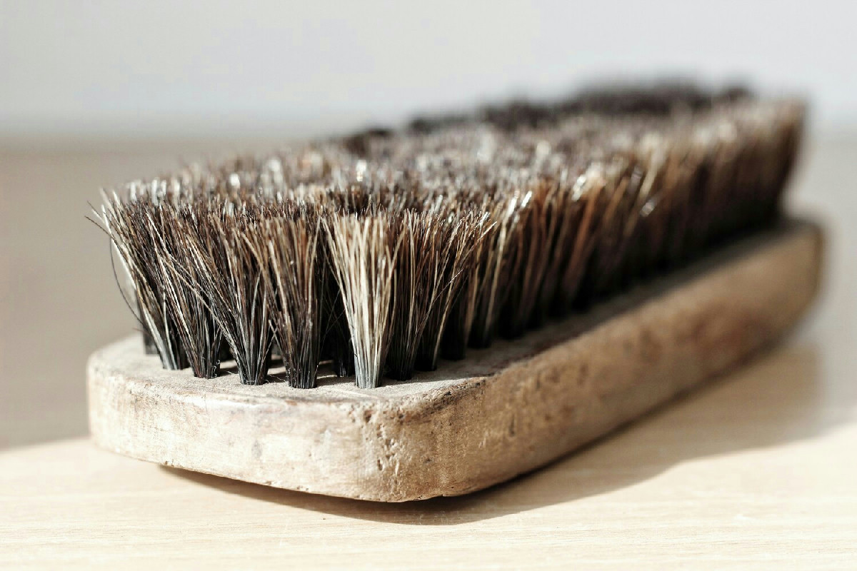 L’ingrediente comune che pulisce e rigenera spazzole e pettini in pochi minuti