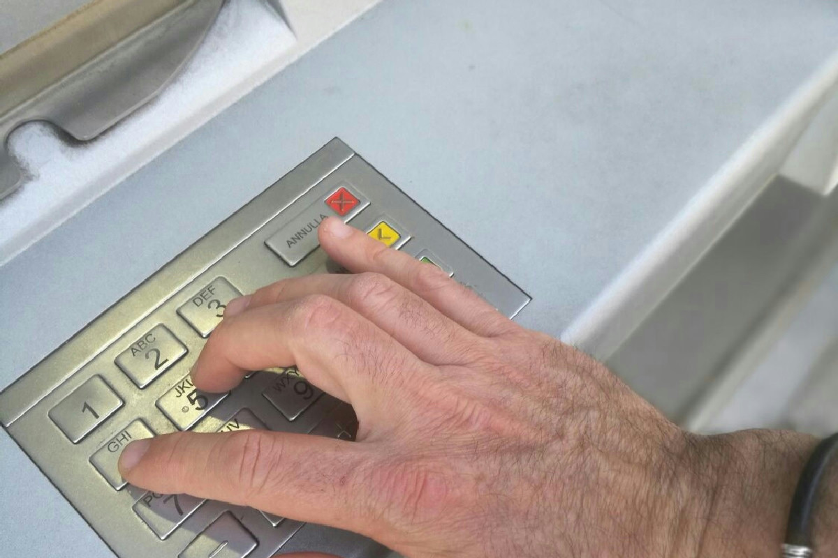 Limiti aggiornati ai prelievi in contanti: cosa accade superando la soglia consentita