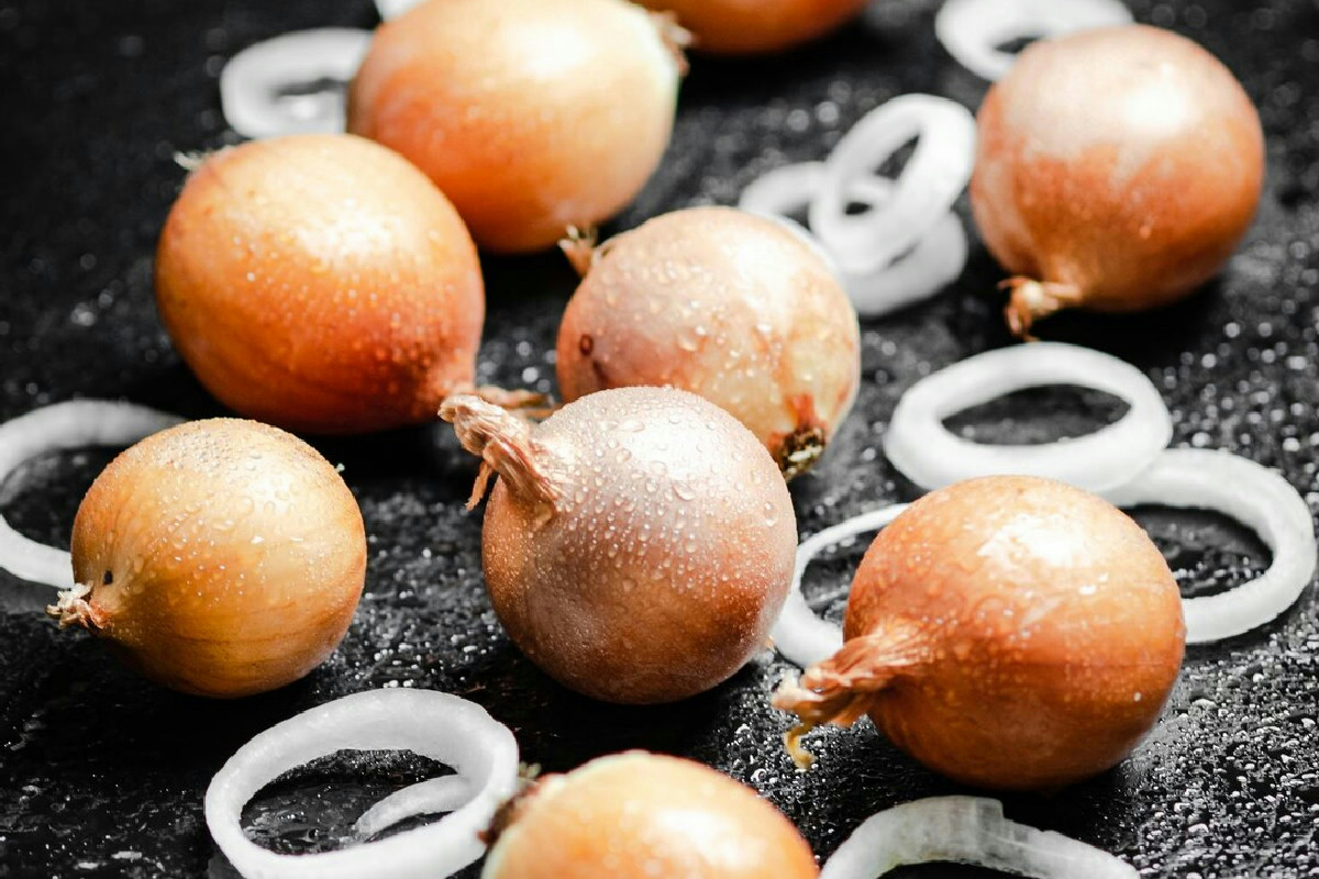 Mai più cipolle rovinate: come conservarle fresche e gustose fino all’estate lunga