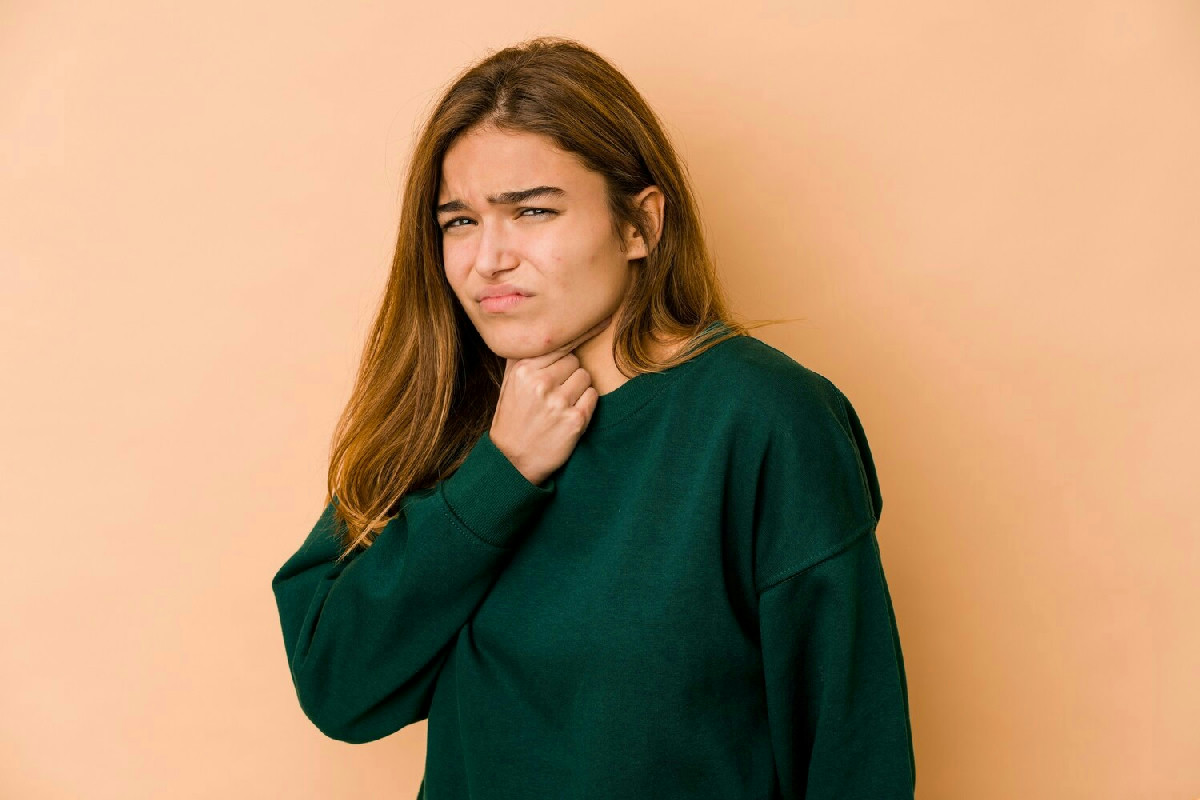 Perché alcuni cibi accentuano il mal di gola? Il corpo reagisce così al cibo