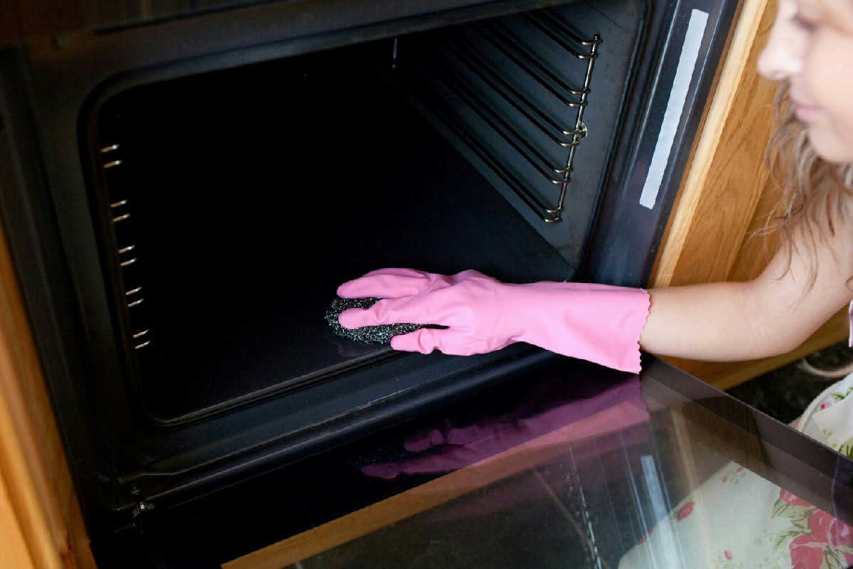 Perché la teglia del forno si sporca sempre? Un trucco la farà brillare a lungo