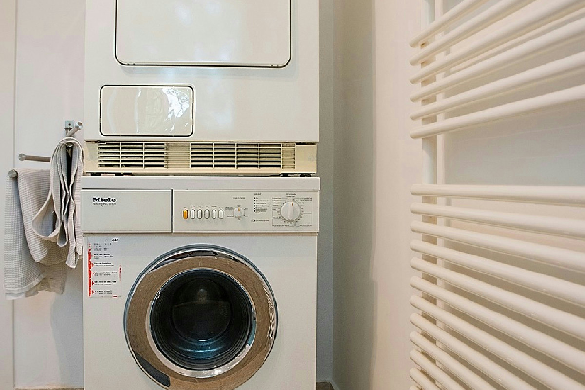 Perché i tessuti lavati in lavatrice mantengono un odore sgradevole dopo il ciclo?