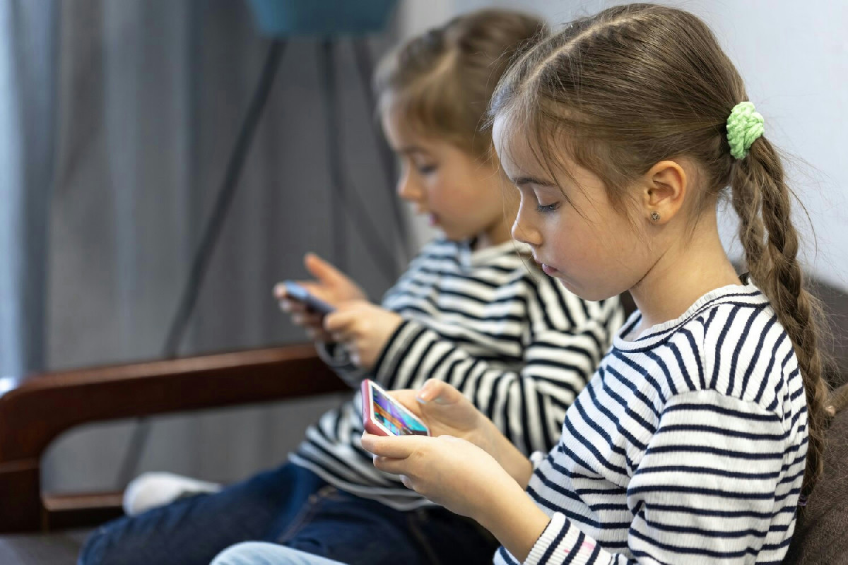 Quando è il momento giusto per dare lo smartphone ai figli? Ecco cosa dice la ricerca educativa