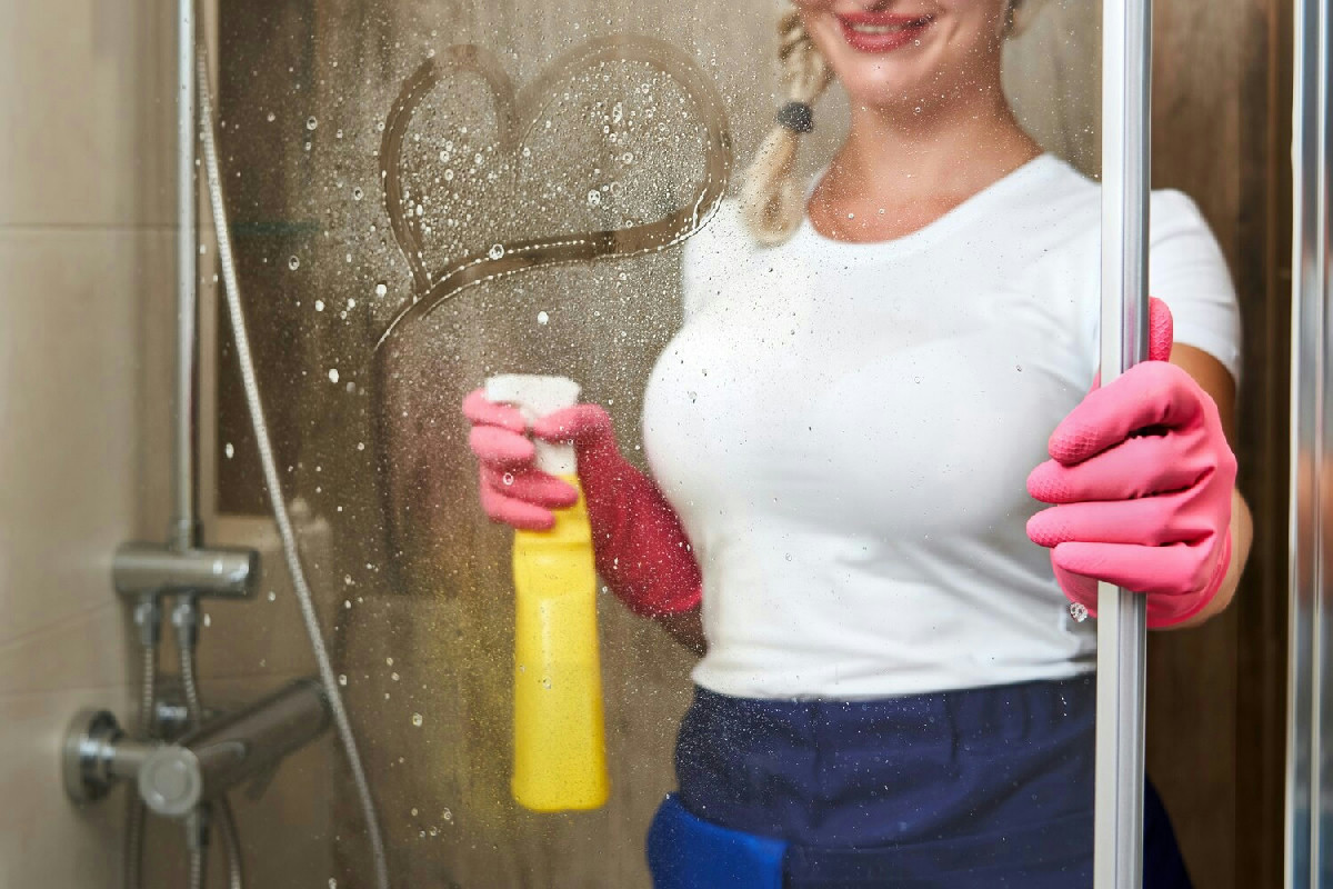 Sai perché la muffa torna sempre in doccia? Oggi la elimini per non vederla più