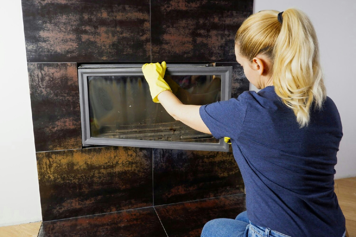 Soluzione rapida e pratica per eliminare le macchie dal vetro del camino senza fatica