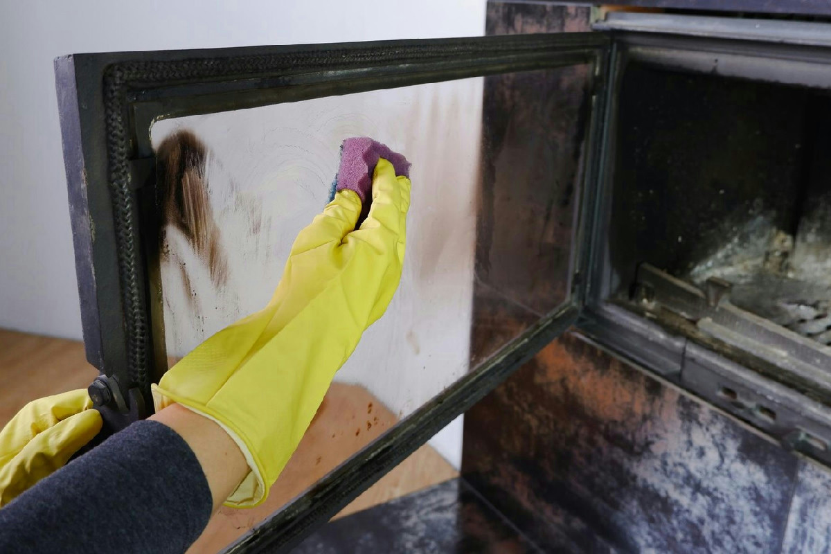 Soluzione rapida e pratica per eliminare le macchie dal vetro del camino senza fatica