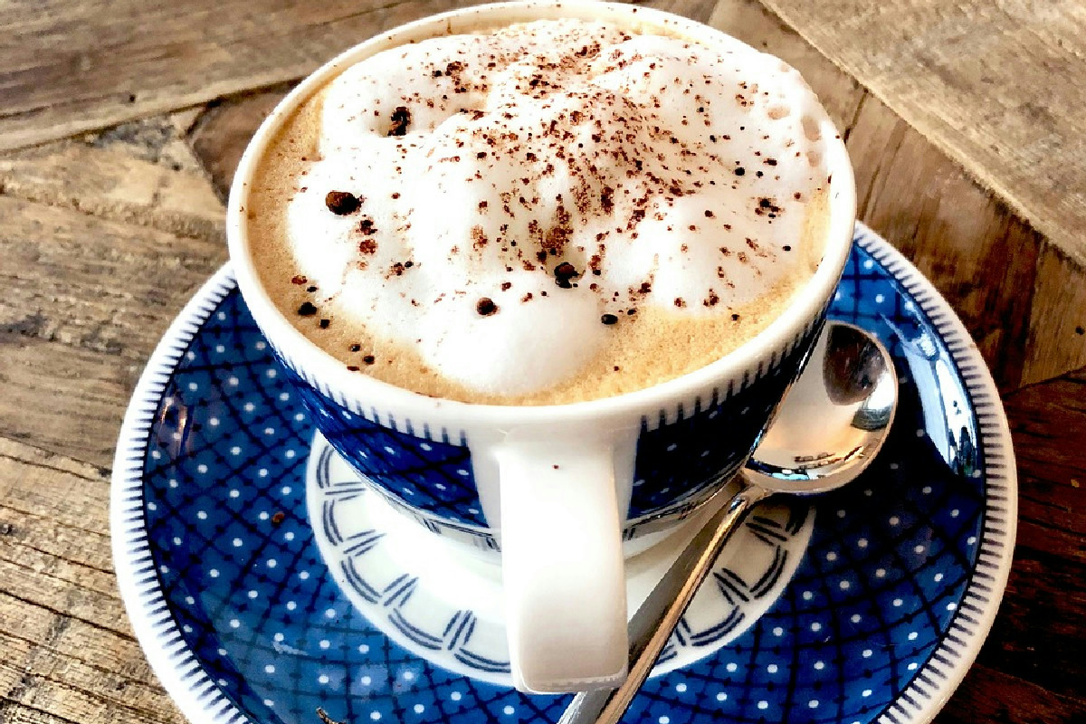 La tradizione italiana della colazione in piazza: un rituale che unisce comunità e storia