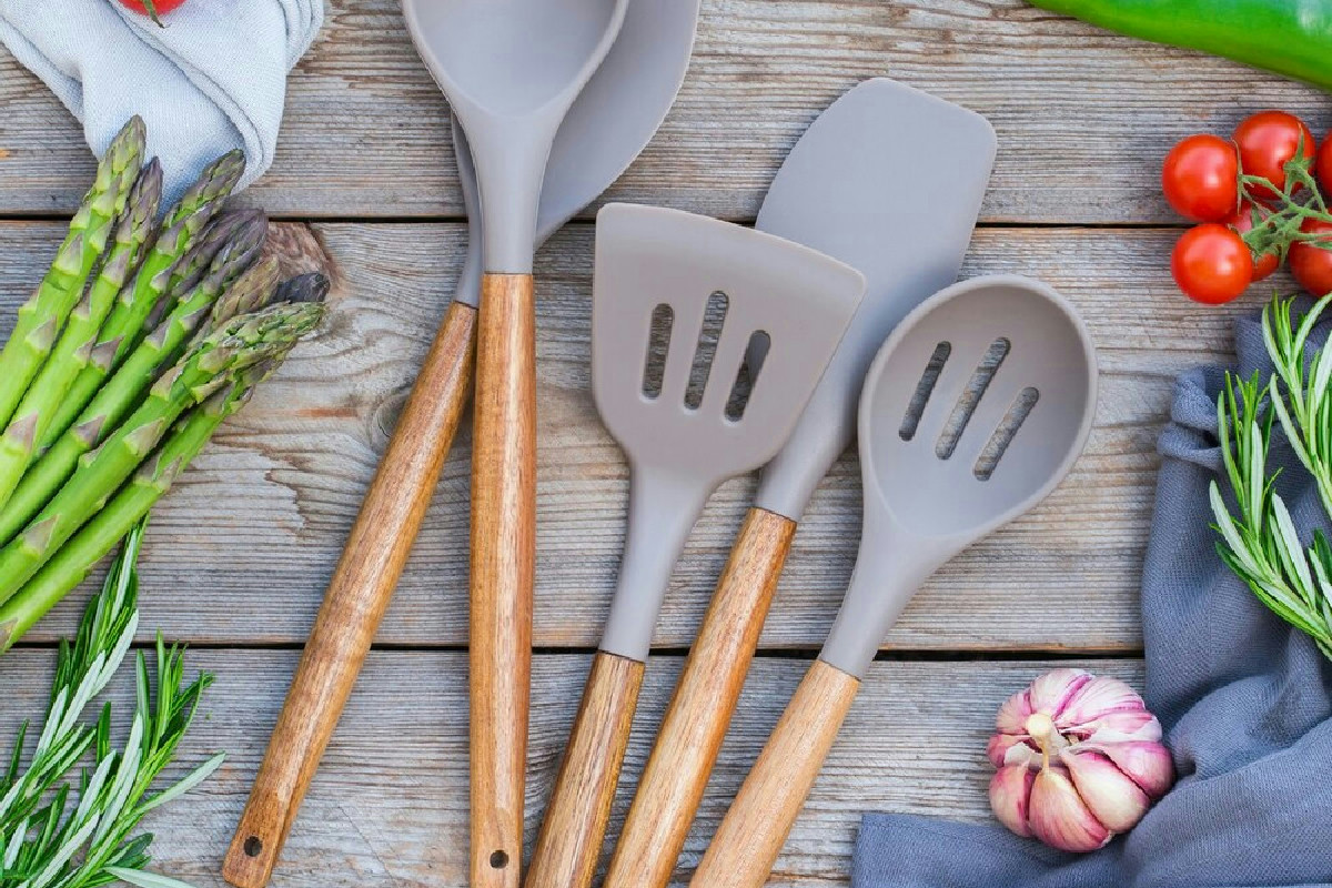 Utensili da cucina comuni rilasciano sostanze tossiche pericolose: come proteggere la salute del corpo umano